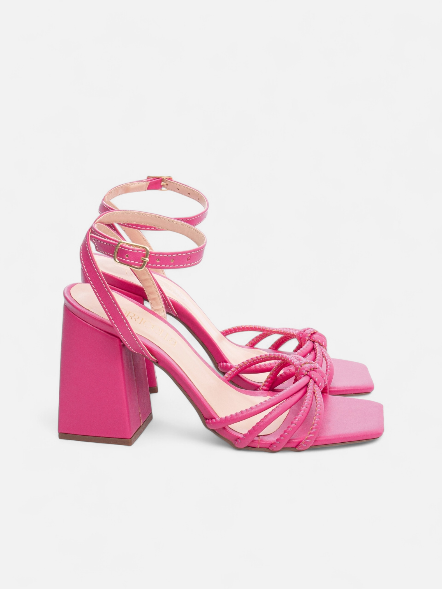 Sandália Salto Grosso Bloco com Fivela Dourada e Tiras Torcidas