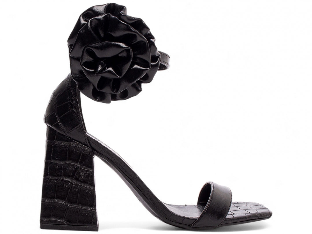 Sandália Salto Grosso Bloco com Flor Removível e Detalhes em Croco e Fivela Dourada