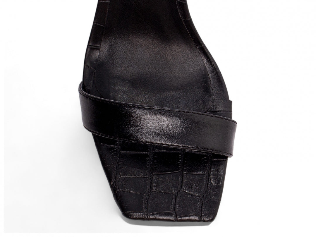 Sandália Salto Grosso Bloco com Flor Removível e Detalhes em Croco e Fivela Dourada