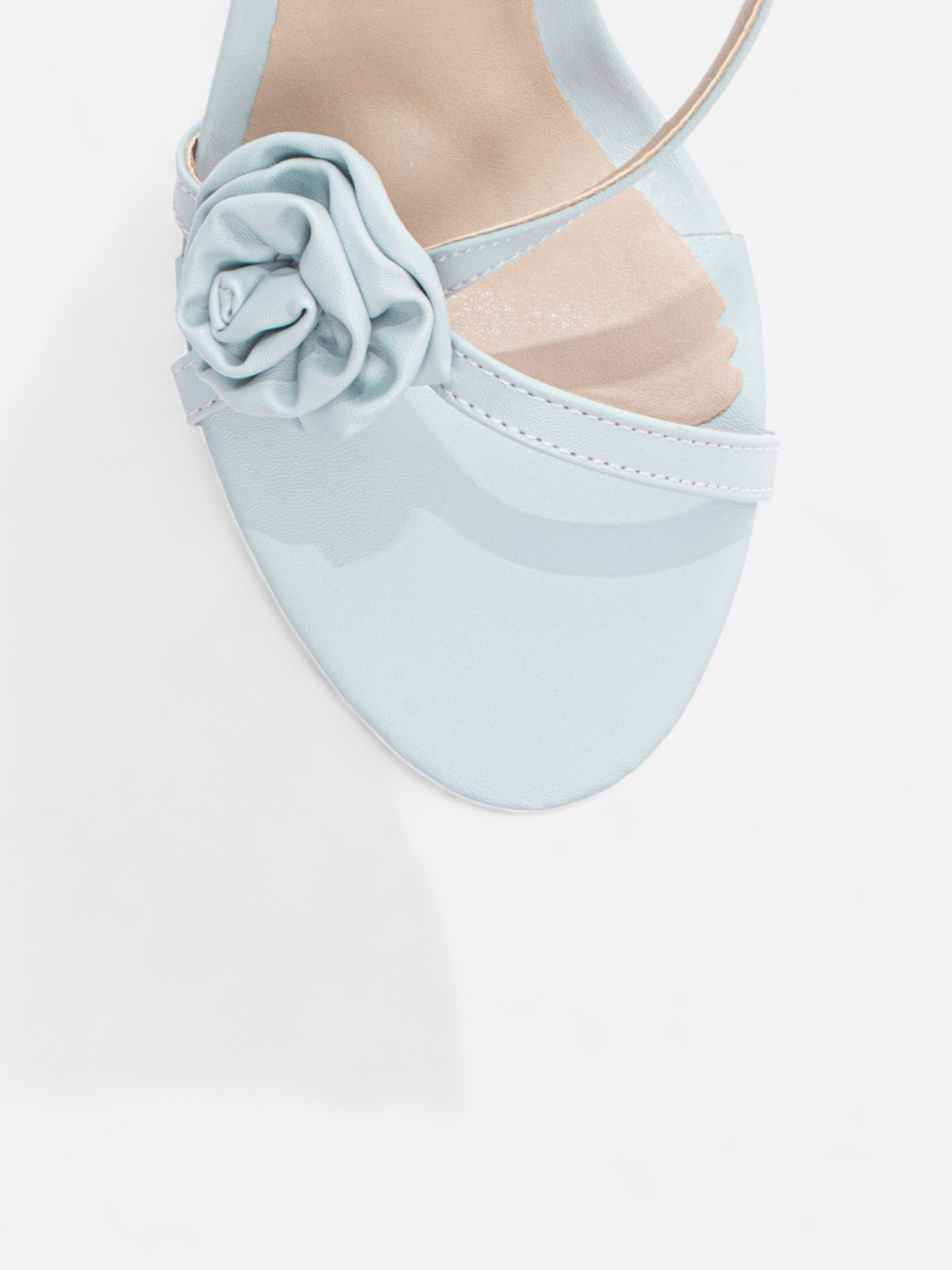 Sandália Salto Fino com Flor Aplicada em Napa Elegante