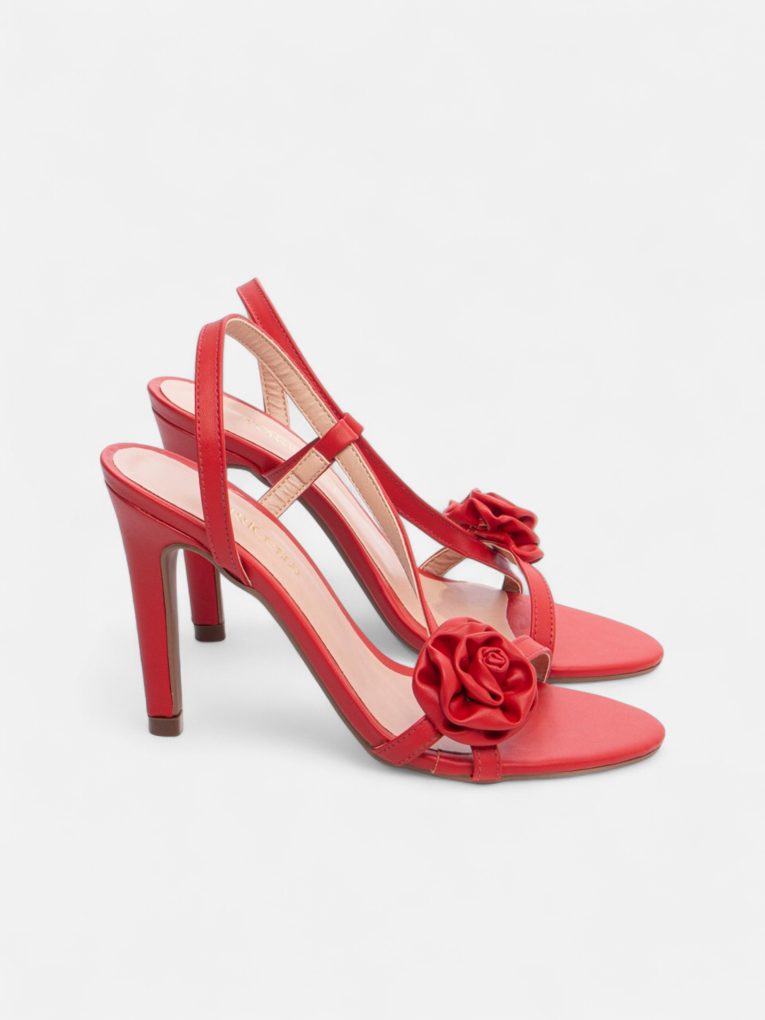 Sandália Salto Fino com Flor Aplicada em Napa Elegante