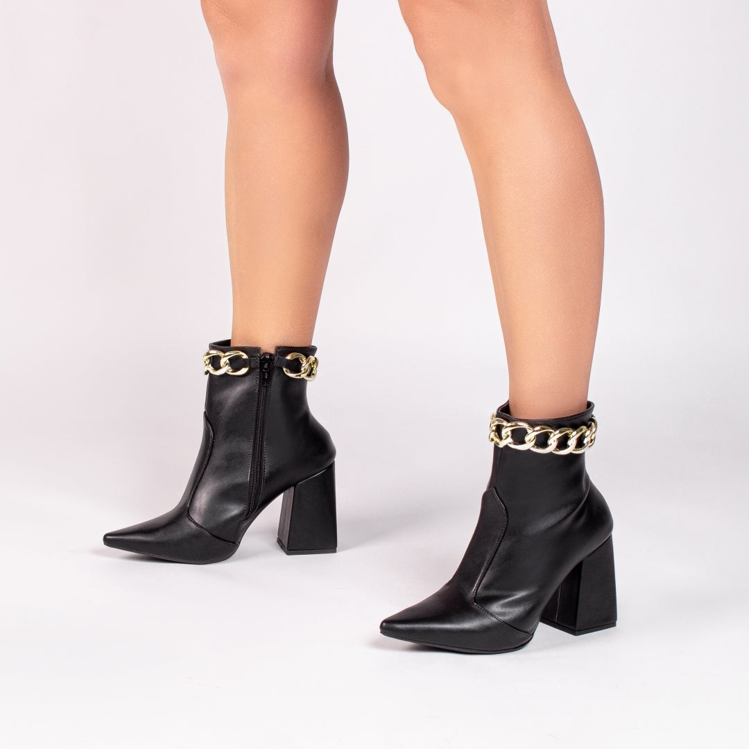 Bota Bico Fino Cano Médio e Pulseira com Corrente
