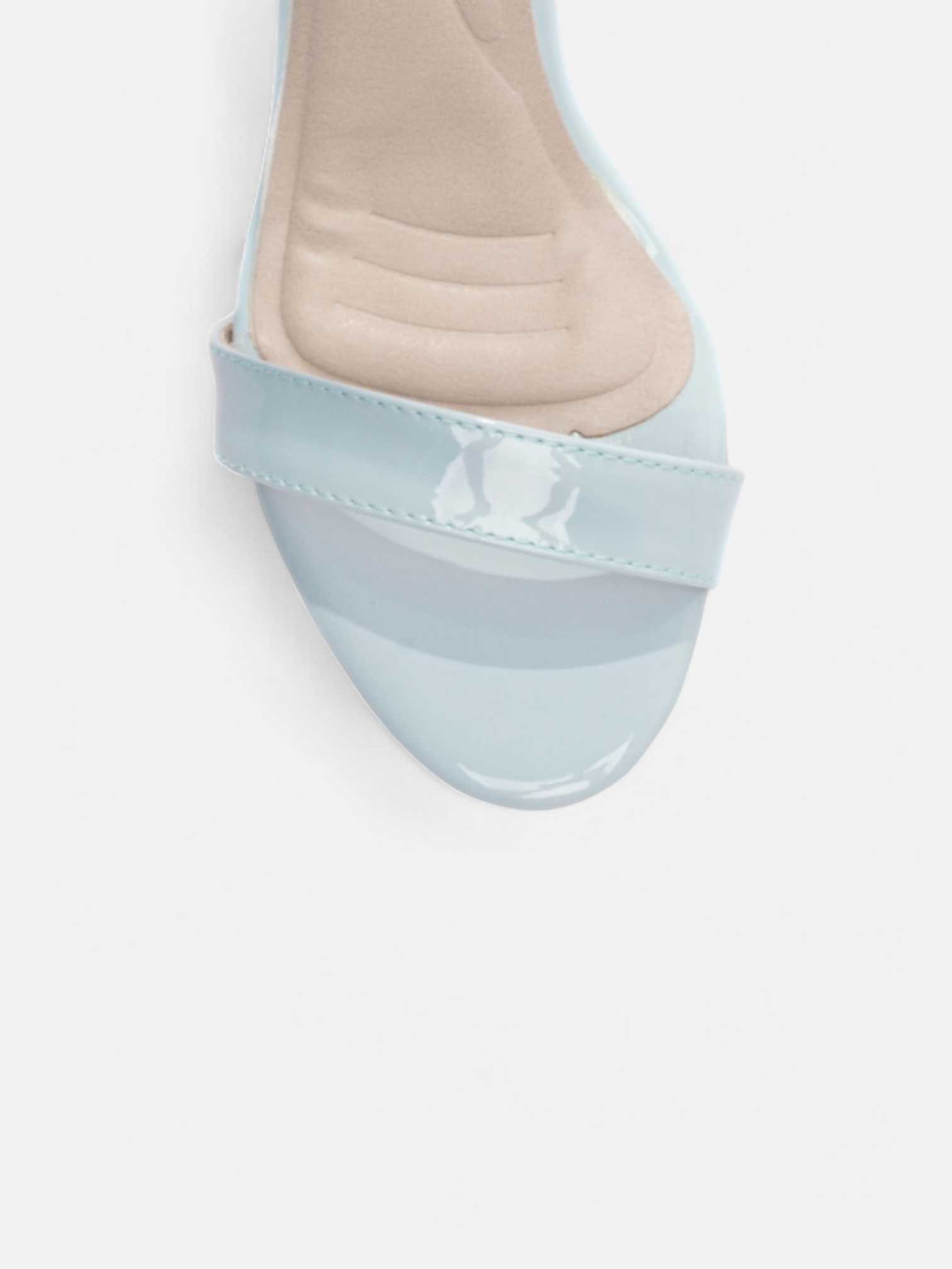 Sandália Salto Fino em Verniz com Fivela Dourada Ajustável