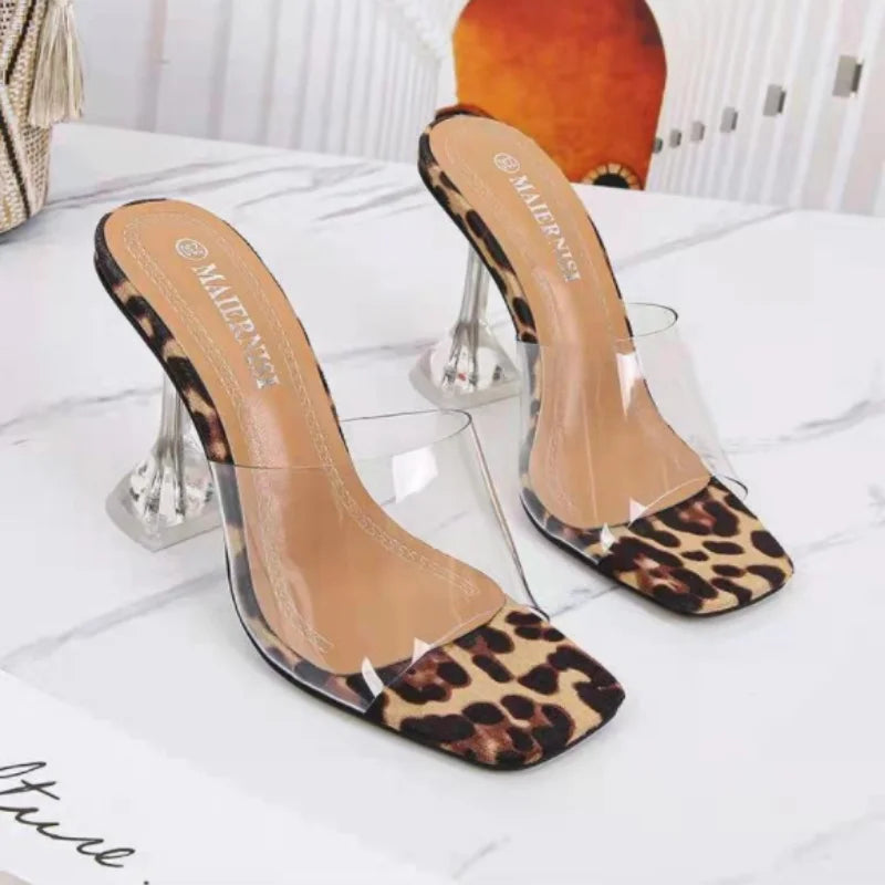 Sandália Cristal Elegance com Estampa de Leopardo