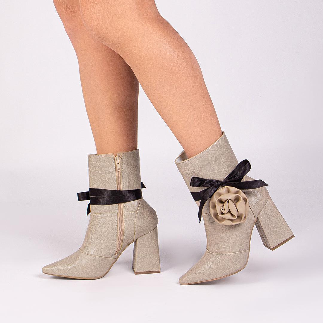 Bota Cano Médio Branca Bico Fino Pulseira e Salto Grosso Calçados Femininos - #carminito#