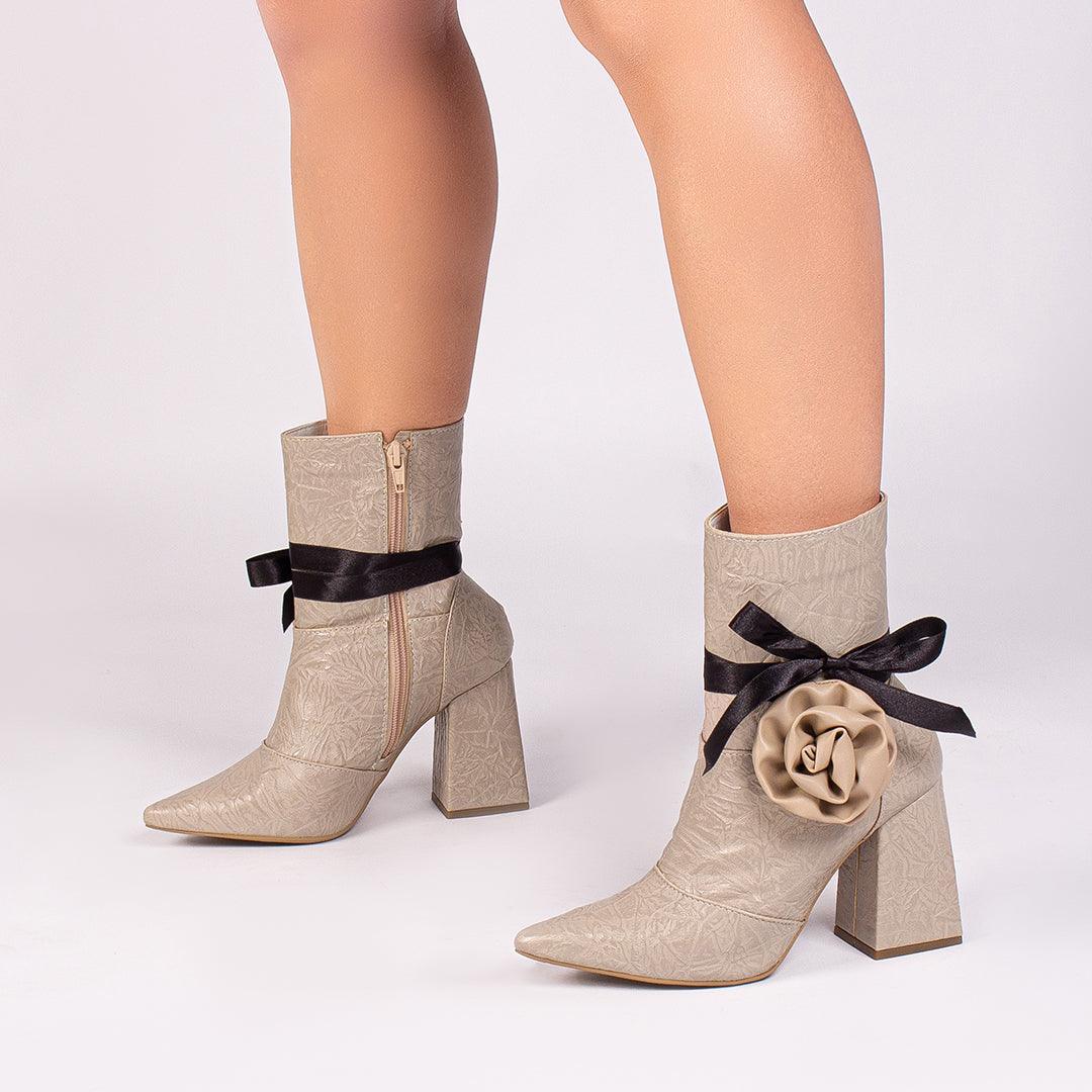 Bota Cano Médio Branca Bico Fino Pulseira e Salto Grosso Calçados Femininos - #carminito#
