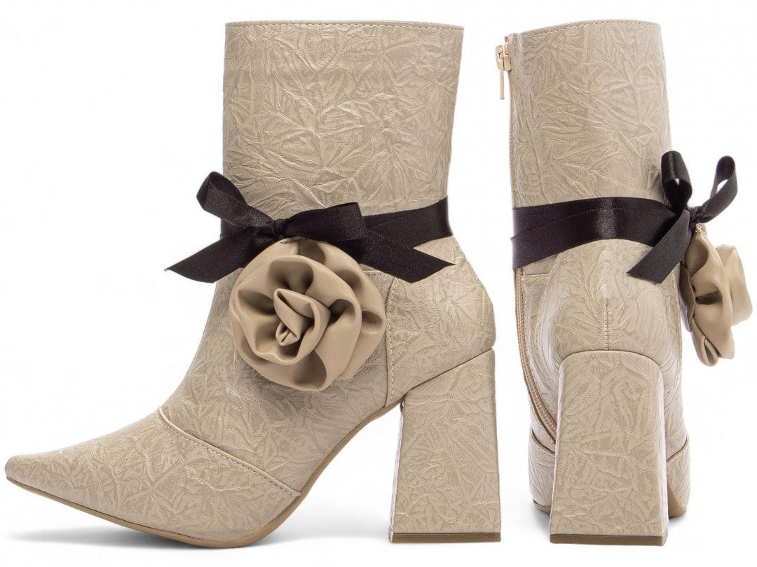 Bota Cano Médio Branca Bico Fino Pulseira e Salto Grosso Calçados Femininos - #carminito#