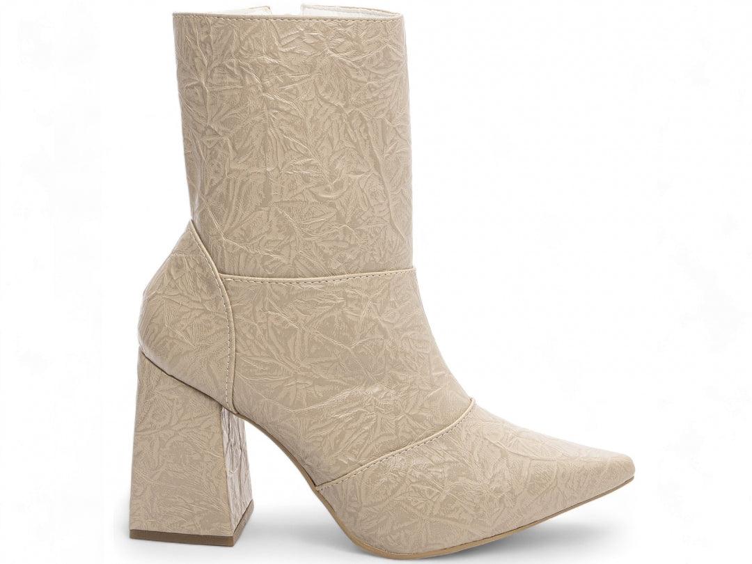 Bota Cano Médio Branca Bico Fino Pulseira e Salto Grosso Calçados Femininos - #carminito#
