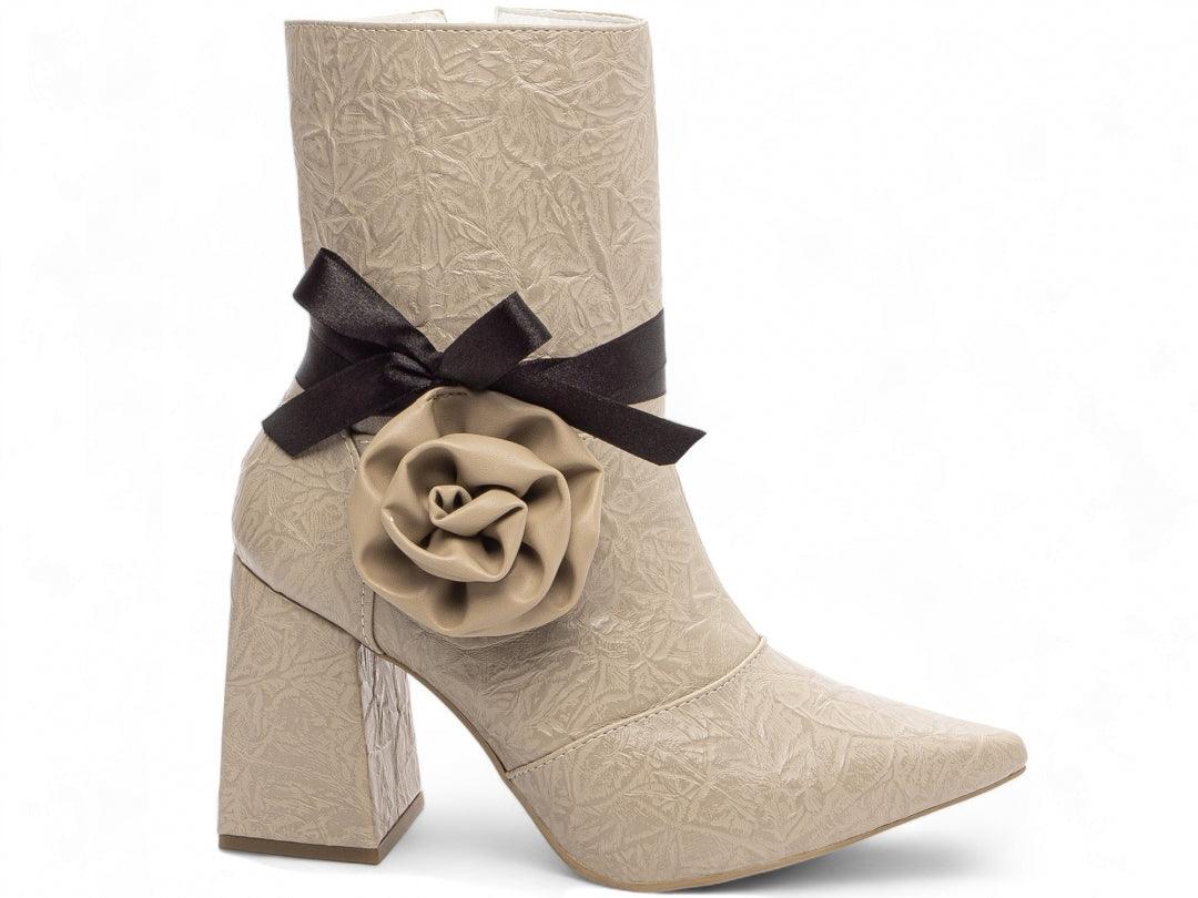 Bota Cano Médio Branca Bico Fino Pulseira e Salto Grosso Calçados Femininos - #carminito#