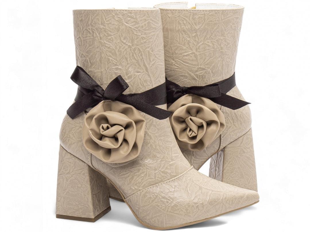 Bota Cano Médio Branca Bico Fino Pulseira e Salto Grosso Calçados Femininos - #carminito#