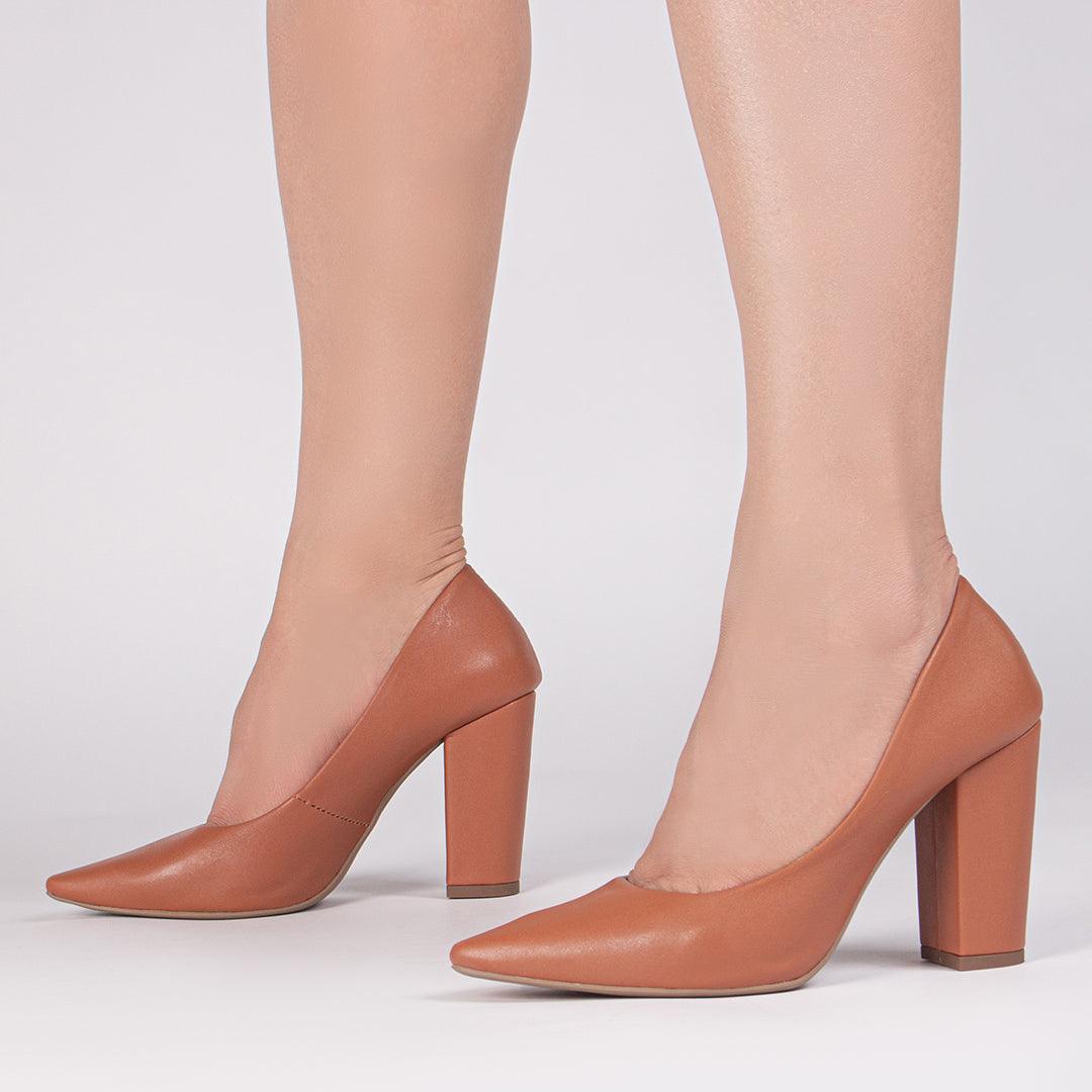 Scarpin Napa Caramelo Salto Grosso desconto de outono - carminito