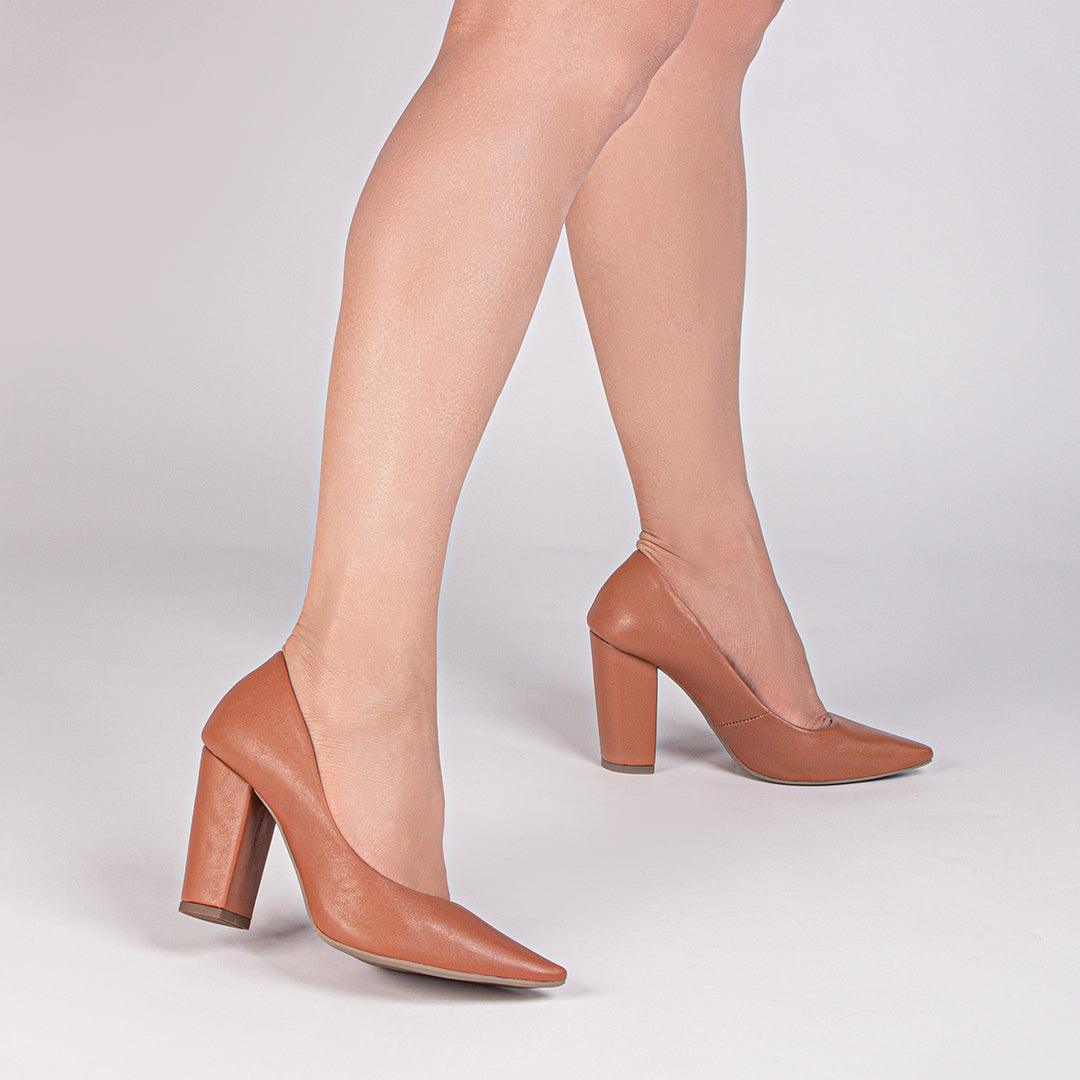 Scarpin Napa Caramelo Salto Grosso desconto de outono - carminito