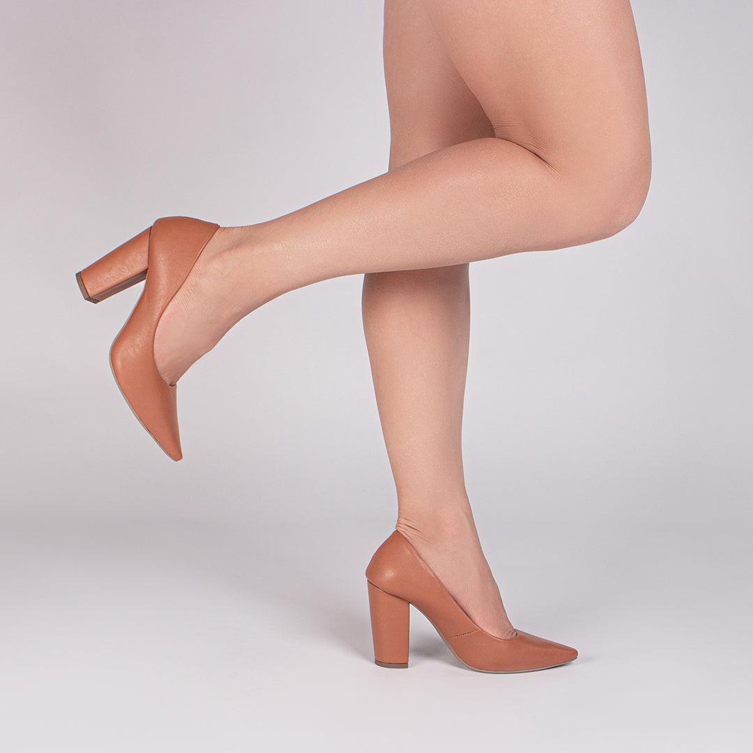 Scarpin Napa Caramelo Salto Grosso desconto de outono - carminito
