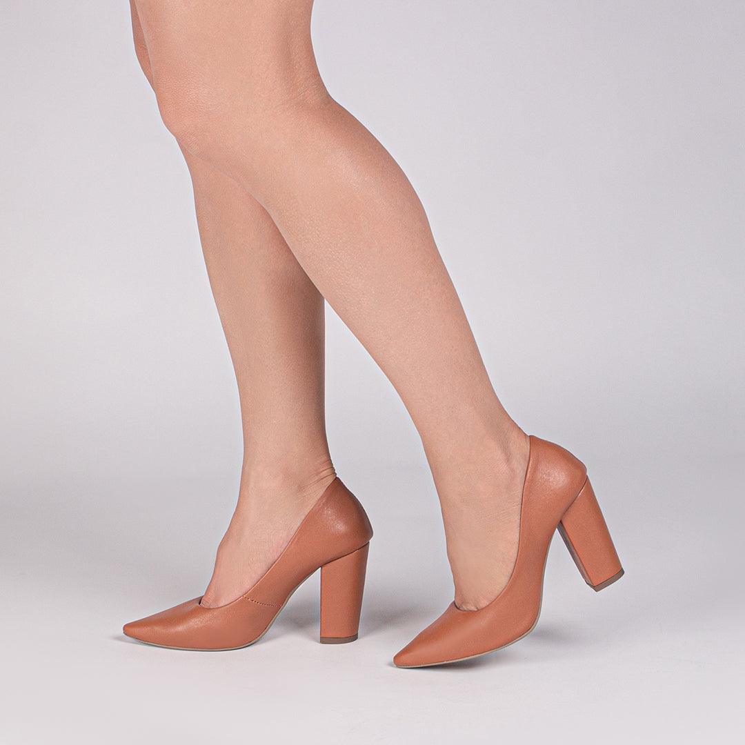 Scarpin Napa Caramelo Salto Grosso desconto de outono - carminito