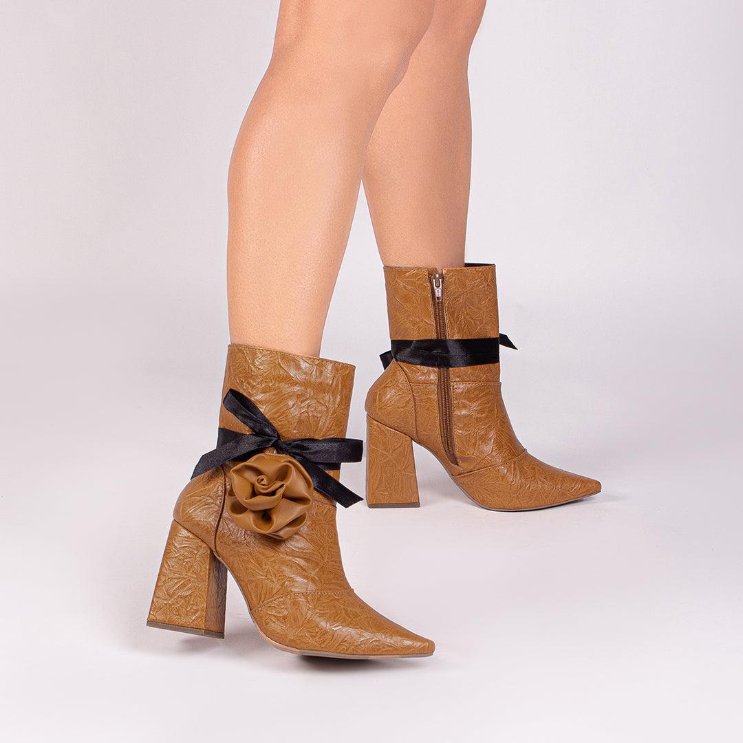 Bota Bico Fino Caramelo Cano Médio com Salto Quadrado Laço - #carminito#