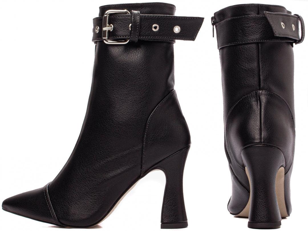Bota Negra Bico Fino Cano Médio com Fivela Simples - #carminito#