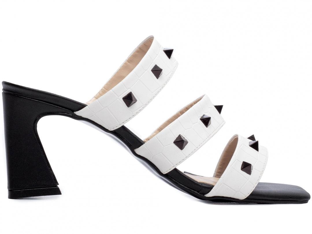 Sandália Napa Croco Branco com Pirâmides - #carminito#