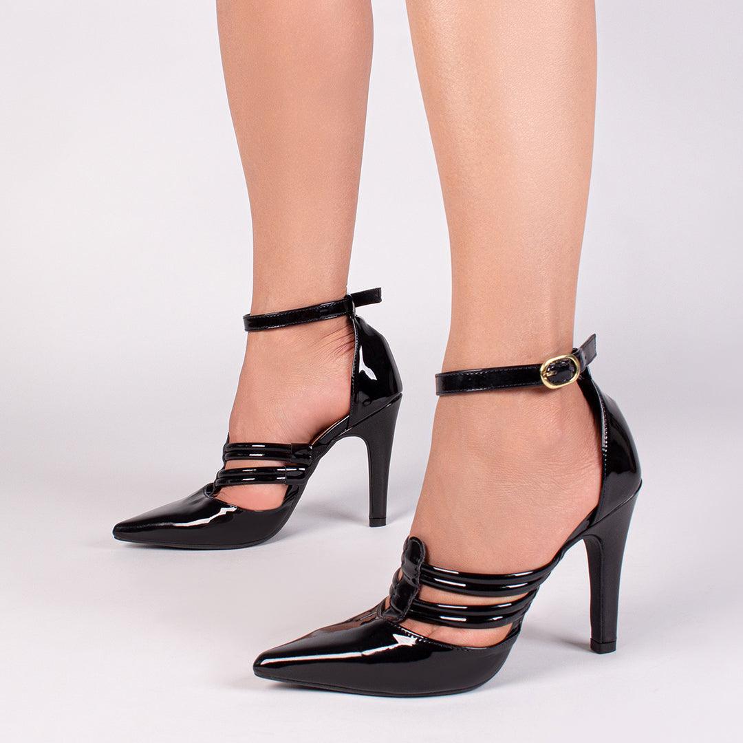 Scarpin Verniz Preto com Tiras e Fivela Dourada - #carminito#