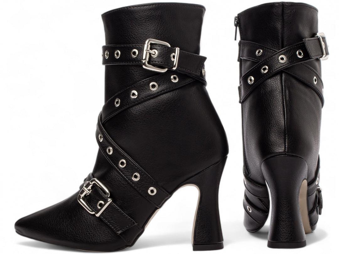 Bota Negra Bico Fino Cano Médio com Fivela - #carminito#