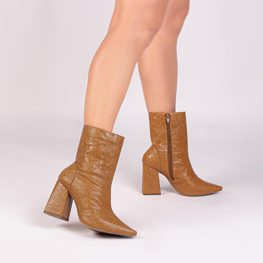 Bota Bico Fino Caramelo Cano Médio com Salto Quadrado Laço - #carminito#