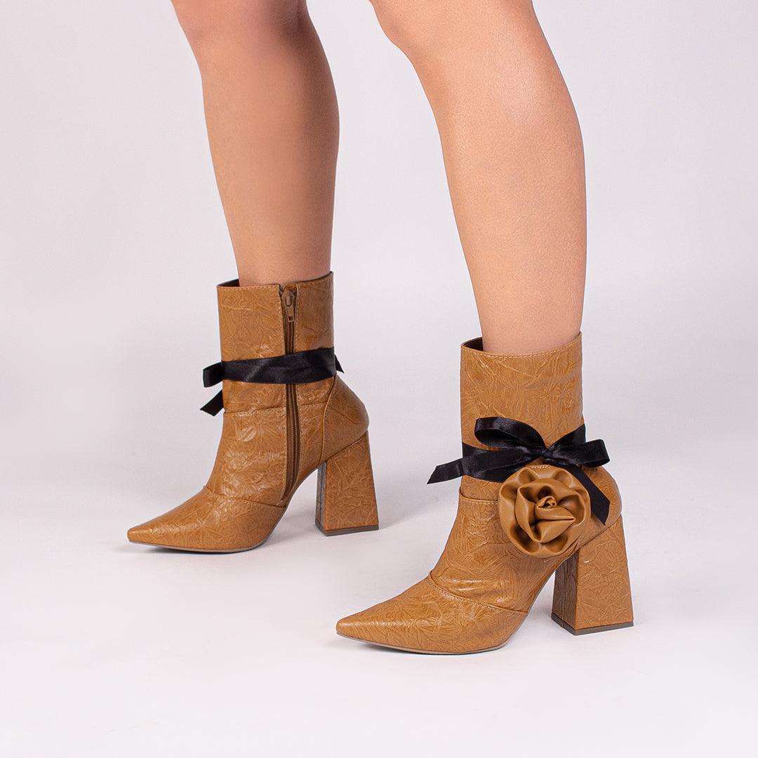 Bota Bico Fino Caramelo Cano Médio com Salto Quadrado Laço - #carminito#