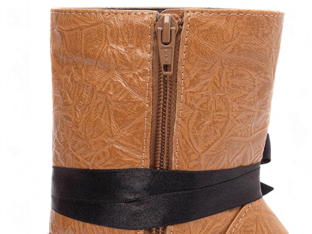 Bota Bico Fino Caramelo Cano Médio com Salto Quadrado Laço - #carminito#