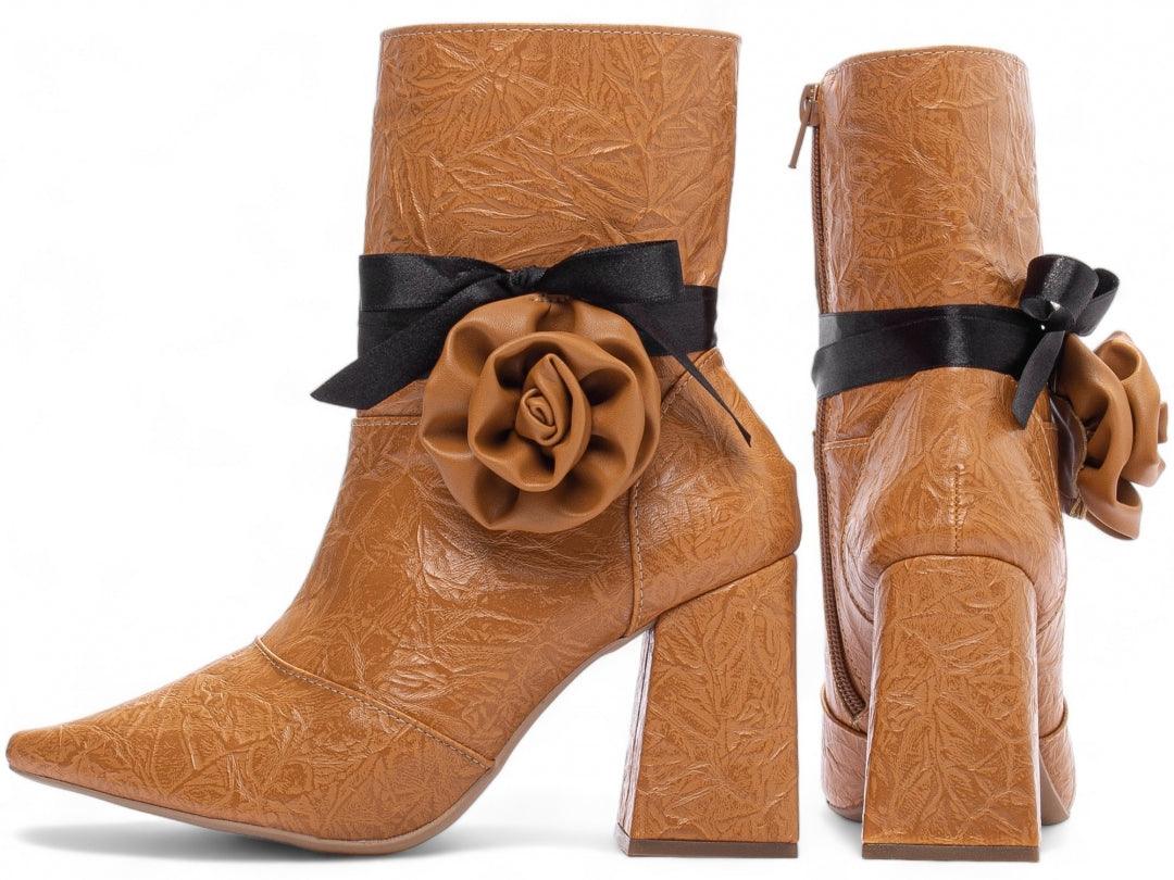 Bota Bico Fino Caramelo Cano Médio com Salto Quadrado Laço - #carminito#